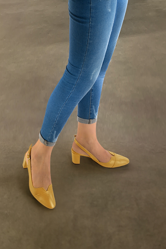 Mustard yellow women's slingback shoes. Round toe. Medium block heels. Worn view - Florence KOOIJMAN